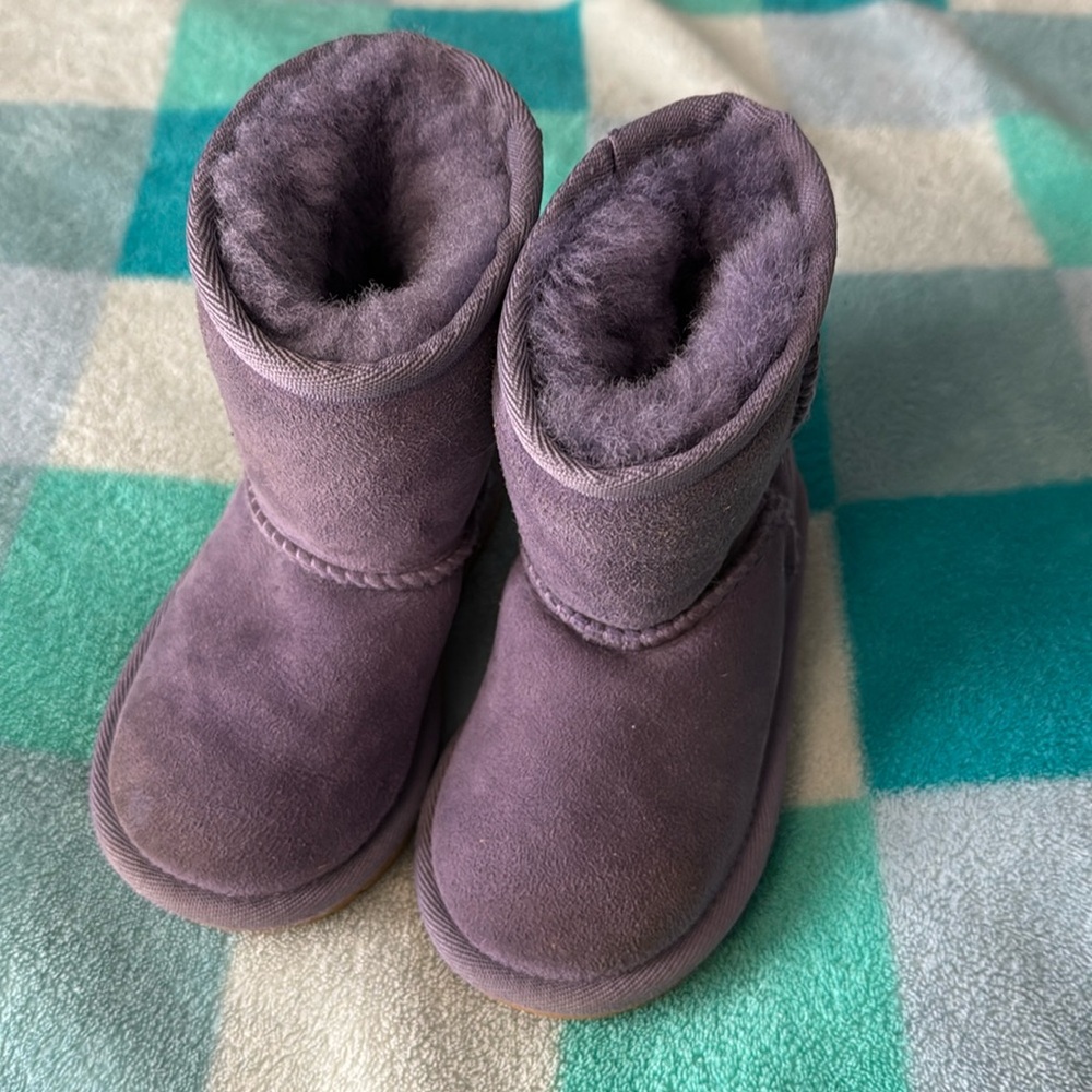 Ugg Classic Boot Toddler size 7 (Moving Sale)